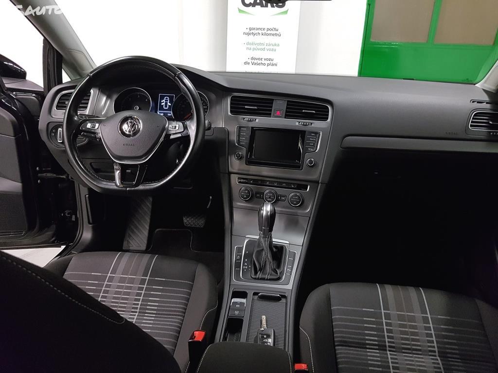 Volkswagen Golf 2.0 TDI 110 kW DSG Lounge 2015 palubní deska